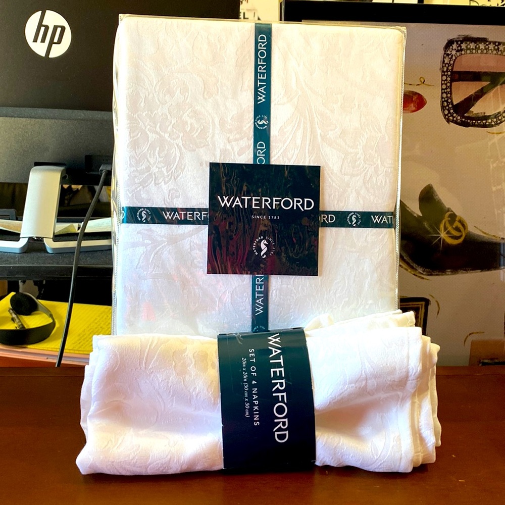 Waterford tablecloth & napkins set. Kendall collection.
